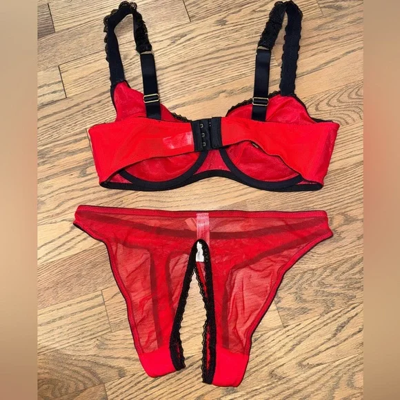 Lingerie Set - Picture 2 of 4